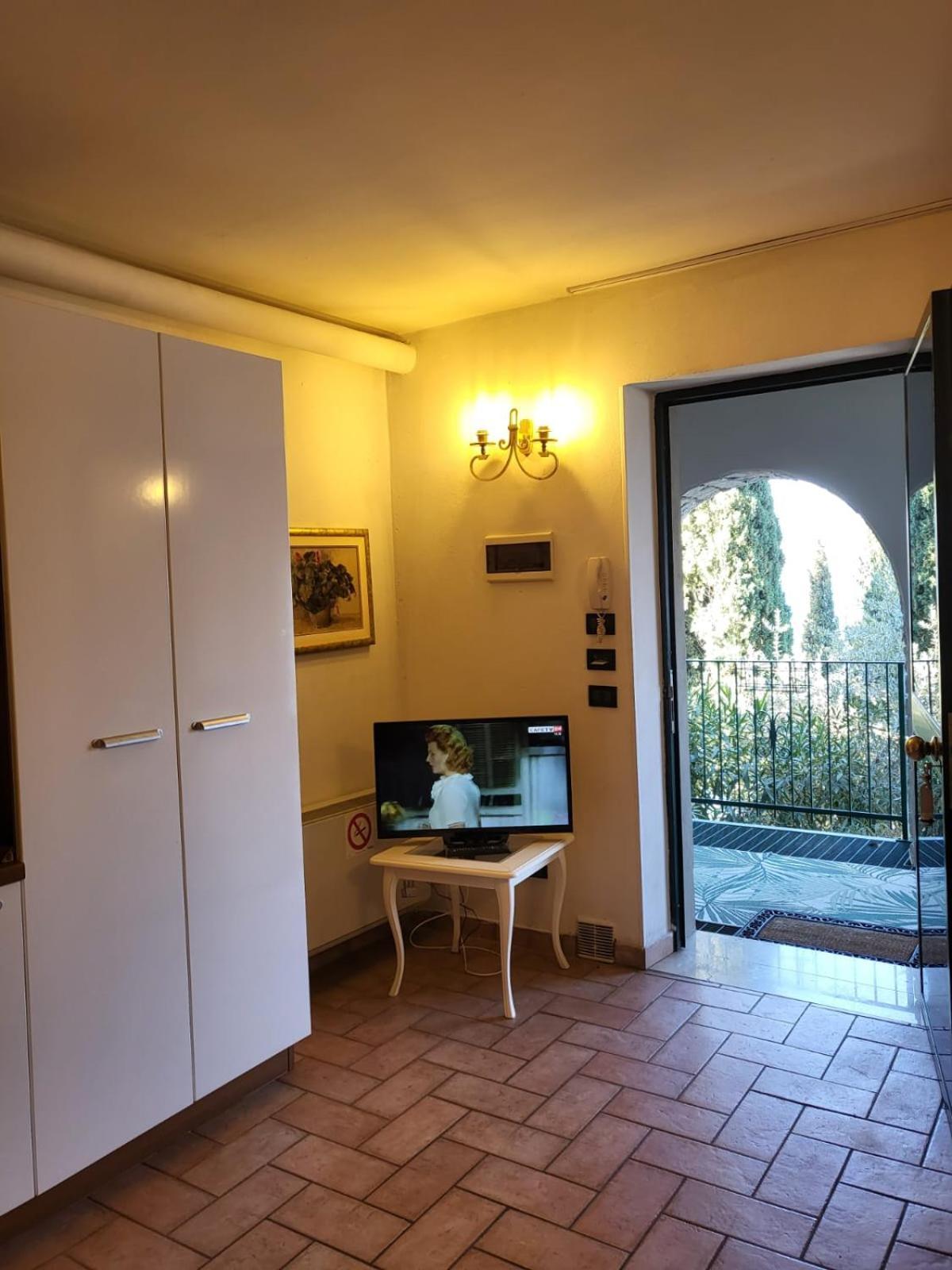Wonderful Lake View Apartments With Pool With Breakfast Gardasee Torri Del Benaco Exterior foto