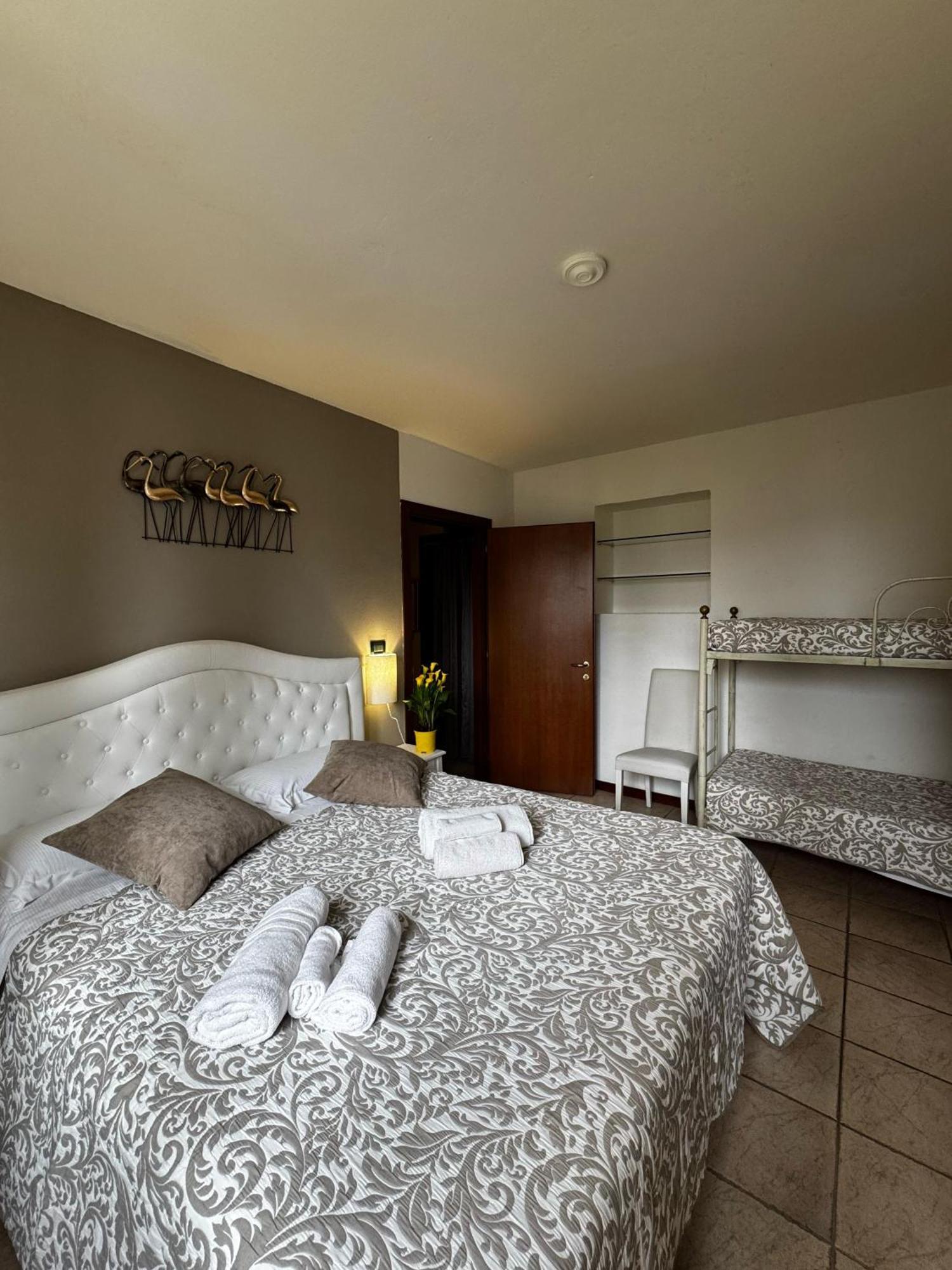 Wonderful Lake View Apartments With Pool With Breakfast Gardasee Torri Del Benaco Exterior foto