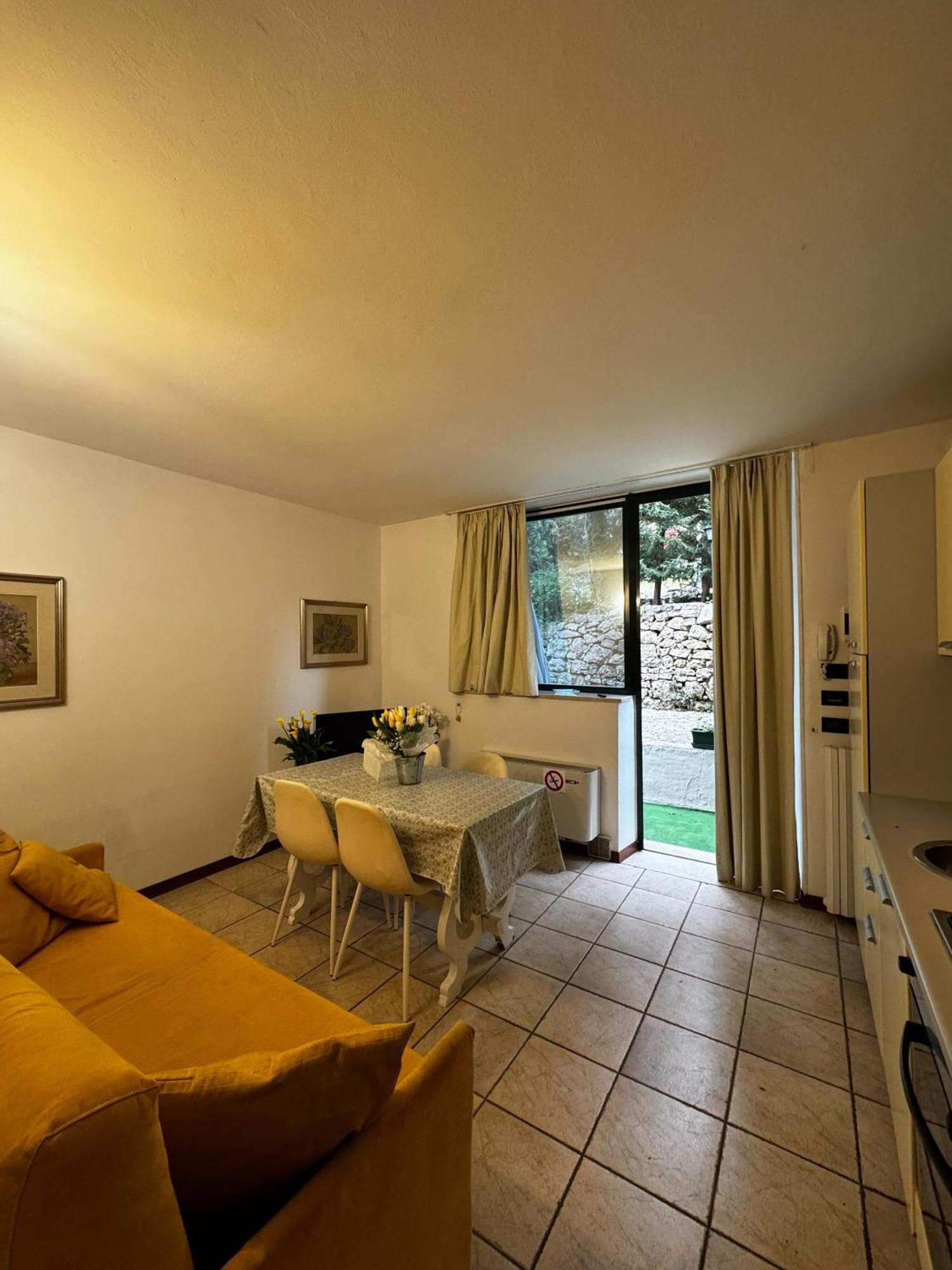 Wonderful Lake View Apartments With Pool With Breakfast Gardasee Torri Del Benaco Exterior foto