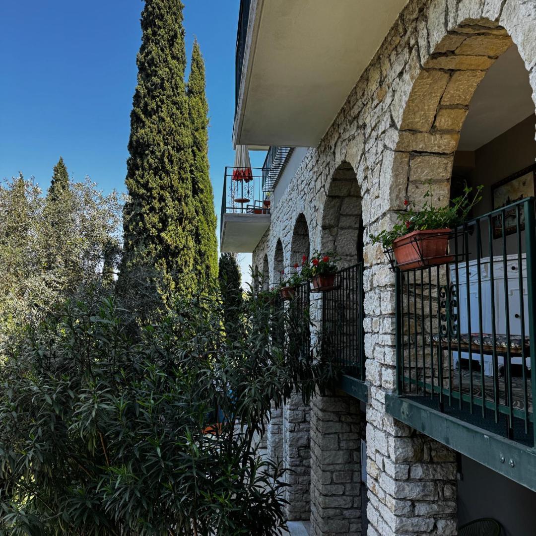 Wonderful Lake View Apartments With Pool With Breakfast Gardasee Torri Del Benaco Exterior foto